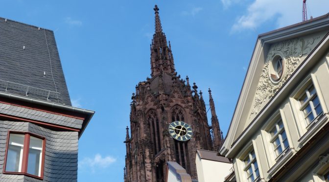 Domspitze über neuen Altstadt von Frankfurt am Main